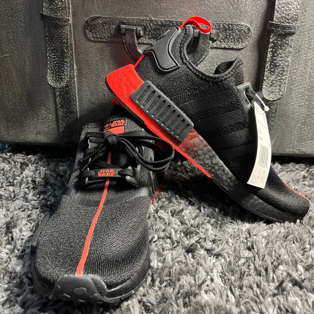 ADIDAS X STAR WARS NMD RUNNER R1 J Darth Vader New Size 6.5Y  NMD_R1 J FW2276
